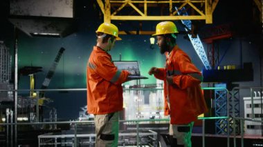 Kıyı sondajındaki çeşitli çevre memurları platformdaki petrol ve fosil yakıt çıkarma sistemlerini koordine etmek için telsiz kullanıyor. Deniz ekosisteminden endüstriyel operasyonlar. Kamera A.