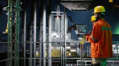 Afrika kökenli Amerikalı işçiler gece kıyı sondaj kulesinde doğal gaz ve petrol çıkarma kurallarına uyulmasını sağlamak için inceleme ve emisyon takibi yapıyorlar. Kamera A.