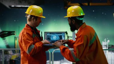 Offshore mühendisleri, sondaj sondajı işlemleri için dizüstü bilgisayarda yapay zeka kullanarak okyanus ekosistemindeki güvenli petrol ve gaz çıkarma faaliyetlerini destekliyor. Kamera B.