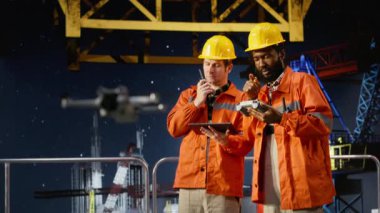 İHA anketi sırasında deniz aşırı petrol platformu için hava fotoğrafçılığı kullanan çeşitli uzmanlar çevresel değerlendirmeyi, arazi planlamasını ve deniz enerjisi sektörünü denetlemeyi destekliyor. Kamera B.