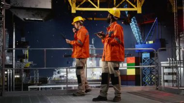 Offshore işçisi denizdeki sondaj sondajı operasyonlarını yönetmek için telsiz kullanıyor ve doğru ve verimli bir petrol çıkarma sağlıyor. Petrol ve gaz endüstrisinde yakıt üretimi. Kamera A.