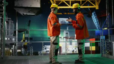 Kuzey ışıkları altında petrol ve gaz endüstrisi içindeki emisyon kontrolü ve verimliliğe odaklanan çeşitli mühendisler, sondaj platformu izleme operasyonel sistemleri üzerinde çalışıyorlar. Kamera A.