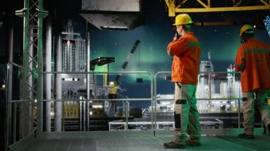 Petrol üretim operasyonları sırasında telsiz aracılığıyla koordinasyon sağlayan açık deniz mühendisi, kuzey ışıkları altında doğal gaz emisyon gözlemi. Petrol çıkarma kurallarına uymak. Kamera A.