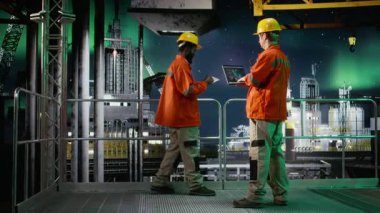 Aurora borealis altında risk değerlendirmesi ve emisyon takibini yöneten açık deniz mühendisi petrol endüstrisinde yakıt alımı için sorumlu sondaj operasyonlarını güvence altına aldı. Kamera A.