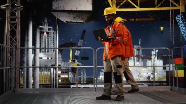 Sondaj platformundaki çevre subayı kıyı güvertesinden doğal gaz ve petrol çıkarma endüstriyel faaliyetlerini izliyor. Okyanus habitatından petrol üretimi. Kamera A.