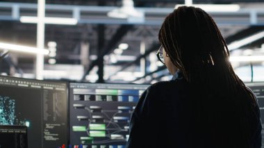 Veri merkezi sistem yöneticisi verileri analiz etmek için düğüm ağacı yazılımı kullanıyor. Altyapı performansını geliştirmek için görsel programlama araçları kullanan sunucu odası bilişim uzmanı, kamera B