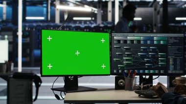 Yapılandırılmamış verileri kategorize etmek için yeşil ekrandaki düğüm ağacı sistemlerini kullanan sunucu mühendisi. Veri merkezi bilişim uzmanı, B kamerasında model krom anahtar bilgisayarda görsel programlama yazılımı kullanıyor.