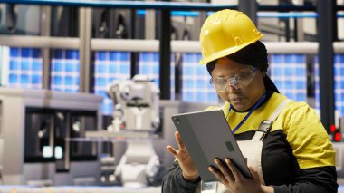 Hasarı onarmak için yapılan bakım prosedürlerini takip eden 4.0 sanayi mühendisi. Akıllı fabrika uzmanı dizüstü bilgisayardaki verileri analiz ederek taşıma bantları ve robotik silah arızalarını ve kamera B 'yi tahmin ediyor.