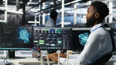 Veri merkezi programcısı ekipman sorunlarını tanımlamak için makine öğrenme nodu ağacı programını kullanır. Sunucu merkezi çalışanı, hataları en aza indirmek için yapay zeka veri analizi grafiğini inceliyor, kamera B