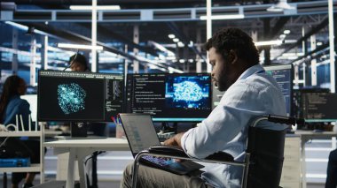 Engelli sunucu odası yönetimi makine öğrenme ve veri analizi grafiklerini yorumlar. Yapay zeka sistem ölçümlerini kullanarak veri merkezinde bilişim uzmanı, kamera A