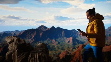 Dikkatsiz bir yürüyüşçü telefonuna odaklanarak ve düşerek hayatını riske atıyor. Kötü hava ve zayıf sinyaller yüzünden dengesini yitiriyor. Aptal yürüyüşçü. Kamera A.