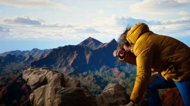 Yürüyüşçü güçlü rüzgarlarla savaşıyor ve soğuk hava dağın tepesindeki bir uçurumdan yuvarlanıyor. Yürüyüş için tehlikeli bir yer. Hazırlıksız maceraperest, aptal ve uçuk kaçık. Kamera A.