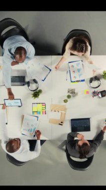 Vertical Video Top, şirket çalışanlarının yakınlaştırılması, finans, hedefler ve teklifler hakkında görüşmek üzere bir toplantıda toplandı. Meslektaşlar projeye rehberlik etmek için içgörü, belge ve metrikleri paylaşırlar