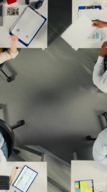 Yönetim kurulundaki rapor paylaşım oturumunda iş verilerini ve ölçümleri analiz eden iş arkadaşlarının yakınlaştırılması. Profesyonel çalışma ekibi öngörü ve yönetim görüşlerini tartıştı