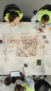 Vertical Video Top, emlak müteahhitleri ve mimarların projeleri ve 3D modelleri gözden geçirmesine odaklan. Geliştirme ekibi şehir planlama ve emlak yatırım stratejilerini tartışıyor