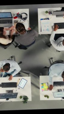 Dikey Video Üst Görünümü, çalışma alanındaki çizelgelerle yeni kurumsal projeye danışmanlık yapan çalışanların yakınlaştırılması, personel hedefleri kaynak tahsisi için performans ölçümleri ile hizalaması ve raporlar