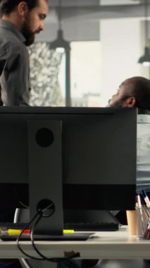 Ofisteki Dikey Video Personeli iş stratejisi ve piyasa araştırmalarını tartışıyor. Çeşitli iş arkadaşları verimlilik için hedefleri, hedefleri ve performans ölçülerini belirlemek üzere belge ve şemaları değerlendirirler. Kamera B