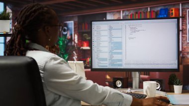 Sistem yöneticisi PC 'ye kod yazar, yazılım geliştirir, komutları girer. Uygulamadaki hataları düzeltme, yeni özellikler ekleme, dinleme müziği, kamera çekimlerinde IT profesyoneli