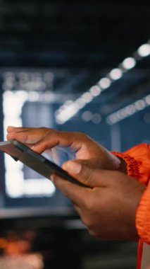 Metal otomasyon araçlarını inceleyen dikey video teknisyeni profesyonel mühendislik için montaj görevlerini temsil ediyor. Üretim iş akışı endüstriyel için gerekli