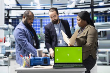 Bir güneş enerjisi santralinde kopyalama alanı ile çalışan çeşitli usta mühendisler, sistemleri geliştirme ve teknik gelişim için stratejik planlamayı vurgulama fikirlerini paylaşıyor.