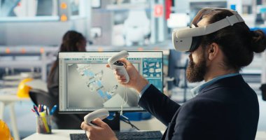 Fotovoltaik fabrikasındaki mühendis arızalı sistemleri teşhis etmek için sanal gerçeklik teknolojisini kullanıyor. Güneş panelleri dinlenme süresini azaltmak için VR kulaklık kullanan fabrika işçisi üretiyor, kamera B