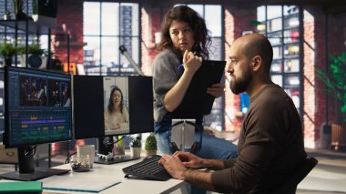 Teknoloji odaklı bir stüdyoda, ekip çift monitörlü video görüntülerini düzenler, video oluşturma için profesyonel araçlar kullanır. Algoritma değişimleri hedefleniyor ve bağlantıyı arttırılıyor. Kamera A.