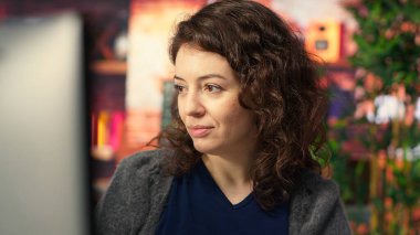 Geliştirme araçları ve bir terminal pencere arayüzü kullanarak, kodun izleme ve yazma satırları üzerinde çalışan bilişim uzmanı. Son teslim tarihinden önce kadın hata ayıklıyor. Kamera B.