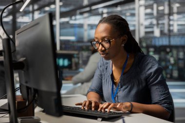 Çalışan farklı iş yükleri için veri merkezi ekipmanlarını denetlemek için bilgisayar kullanıyor. Karmaşık işlemleri çözmekle görevli sunucu teçhizatlarının bakımını yapan yönetici
