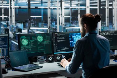 Veri merkezi mühendisi, uluslararası ağlarla küresel sunucu altyapısını yönetmek için yapay zeka asistanını kullanıyor. Yapay zeka LLM kullanarak dünya çapındaki sistem işlemlerini izleyen yönetici