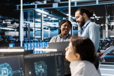 Veri merkezindeki mühendislerden oluşan bir ekip yapay zekayla çalışan otomasyon araçlarını entegre ediyor, bakım yapıyorlar. Sunucu odasında çalışan takım arkadaşları yapay zeka makinesi öğrenme modelleri kullanıyorlar.