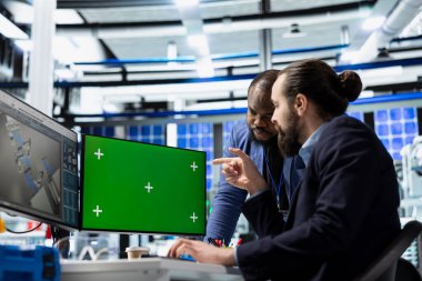 Solar Tech iş gücü bilgisayar kontrollerini modellemenin yanında gözden geçirir, temiz akıllı enerji üretimini ve üretim sürecinin evrimini destekler. Fabrikada sürdürülebilir çözümler üzerinde çalışıyorum..