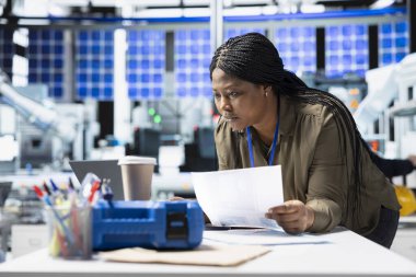 Yeni üretim stratejisi konusunda uzman rehberliği sağlayan güneş paneli danışmanı, sürdürülebilir çözümler ve kalkınma için endüstriyel içgörü ile yeşil enerji hedeflerini birleştirerek.