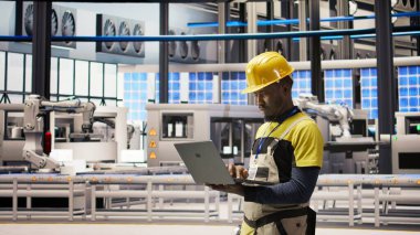 Sanayi 4.0 fabrika mühendisi hataları onarma prosedürlerini takip ediyor. Akıllı fabrika çalışanı, üretim hatlarını ve robotik silah arızalarını tahmin etmek için dizüstü bilgisayardaki verileri analiz ediyor.