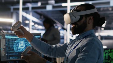 Veri merkezi geliştiricisi sanal gerçeklik teknolojisini kullanarak yapay zeka LLM sinir ağlarını görselleştiriyor. AI sistemlerini denetlemek için VR kulaklık kullanan sunucu çiftliği bilişim uzmanı, kamera A