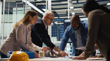 Güneş panelleri fabrika hissedarları iş büyümesi ve pazar büyümesi hakkında konuşuyor. Yatırımcılar, üretim ve kamera A 'yı geliştirmenin yollarını tartışmak için fotovoltaik fabrika yöneticileriyle bir araya geldiler.