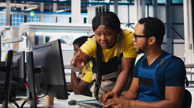 Mühendisler modern fabrikadaki güneş sistemi yazılımını izliyorlar, enerji üretimini denetleyen uzmanlardan oluşan bir ekip ve yüksek teknolojili bir fotovoltaik tesiste ekipman ayarlıyorlar. Kamera B.