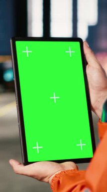 Dikey video yeşil ekran, endüstriyel fabrikada metal aletlerin ve makinelerin yanında çalışan işçiler montaj vergilerini koordine etmek için ekipman kullanıyor. Yapısal üretim süreci. Kamera B.
