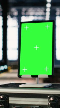 Mekanik ekipman, metal yapılar ve endüstriyel alan için geniş fabrika zeminli boş depoda dikey video yeşil ekran. Bir üretim fabrikasının tasarımı ve altyapısı.