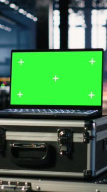 Boş makine salonuna sahip dikey video krom anahtar, temiz hatlar boyunca metal kirişler, üretim alanları ve modern ekipmanlarla endüstriyel çevreyi gösteriyor. Organize ağır sanayi altyapısı.