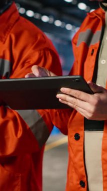 Profesyonel çelik üretimi ve üretim süreci için gerekli hassasiyeti vurgulayarak, bir depo tesisinde Dikey Video Çalışanları takım rehberliği montaj ve imalat görevleri vurgulandı. Kamera B.