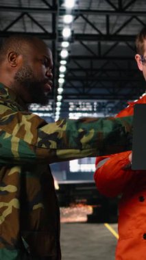 Dikey Video İşçileri, endüstriyel tesis, makine ve ekipman destekli stratejik savunma operasyonu yoluyla savaş zamanı üretimine odaklandılar. Savaşın ve seferberliğin arkasındaki milli ruh