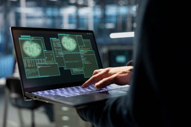 Küresel sunucu altyapısını yöneten veri merkezi çalışanlarının kapatılması, uluslararası ağlar arasında zamanı artırıyor. Teknisyen, güvenli bulut hizmetlerini sürdürerek dünya çapındaki sistem operasyonlarını izliyor