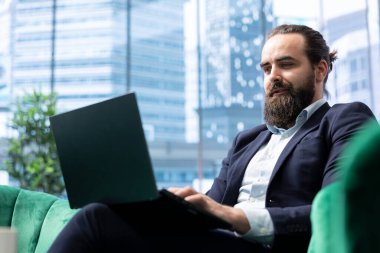 Kariyer odaklı profesyonel patron, stratejik yatırım planlama ve satış büyümesini sağlama üzerine odaklanarak modern bir çalışma alanında oturuyor. Şirket liderliği pozisyonunu güçlendiriyor..