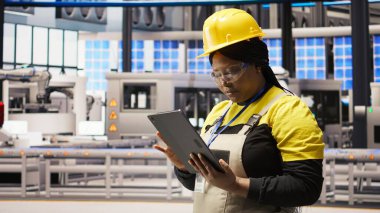 Hasarı onarmak için yapılan bakım prosedürlerini takip eden 4.0 sanayi mühendisi. Akıllı fabrika uzmanı dizüstü bilgisayardaki verileri analiz ederek taşıma bantları ve robotik silah arızalarını öngörüyor. Kamera A