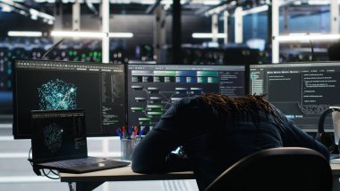 Lüzumlu veri merkezi bilişim uzmanı masaları eziyor, nod ağacı yazılımı kullanırken arıza yapan ekipmanlardan dolayı üzgün. Yapay zeka görselleştirme teknolojisi, kamera B kullanılarak, çılgın sunucu merkez mühendisi hatalar yüzünden hoşnutsuz