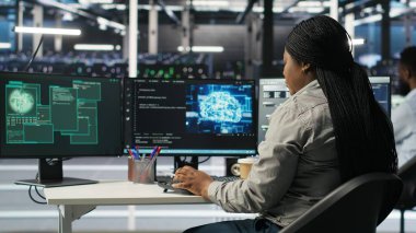 Sunucu tarım mühendisliği ekibi siber saldırı sırasında veri hırsızlığına karşı koruma sağlıyor. Veri Merkezi çalışanları güvenlik ihlali sırasında altyapı sistemlerini korumak için acele ediyorlar, kamera B