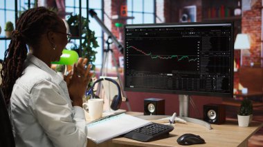 Karı maksimuma çıkarmak için belgelere göz attıktan sonra hisse senedi satarak para kazanan heyecanlı bir tüccar. Borsadan kazanılan mali kazancı kutlayan heyecanlı yatırımcı, kamera A