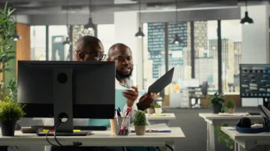 Çeşitli çalışma takımları analitik çalışmalar ve performans ölçümlerine ve rapor yazımına odaklanmak üzere tahminler yapıyor. Ofisteki büyüme ve yönetim kararlarını destekleyecek veri görselleştirmesi. Kamera B.