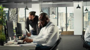 Çalışan ekip iş istihbaratını ve modern uzayda performansı tartışıyor. Strateji oluşturmak için raporları, tahminleri ve şemaları inceleyen çok uluslu şirket personeli. Kamera B.