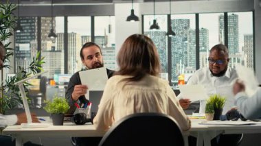 İş ortakları bir brifing oturumunda bütçe ve kaynak tahsisini gözden geçirmek üzere toplanıyorlar. Stratejik planlama ve büyüme için verileri analiz eden çok uluslu şirket çalışma ekibi. Kamera B.